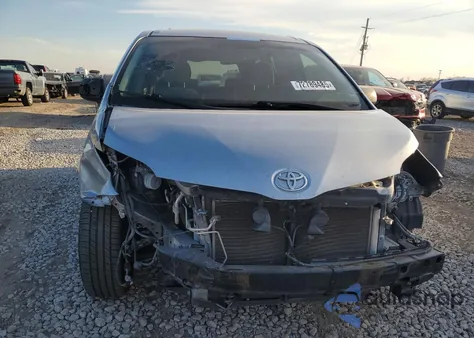 2015 Toyota Sienna Le z USA, uszkodzony, nr VIN 5TDKK3DC0FS557005